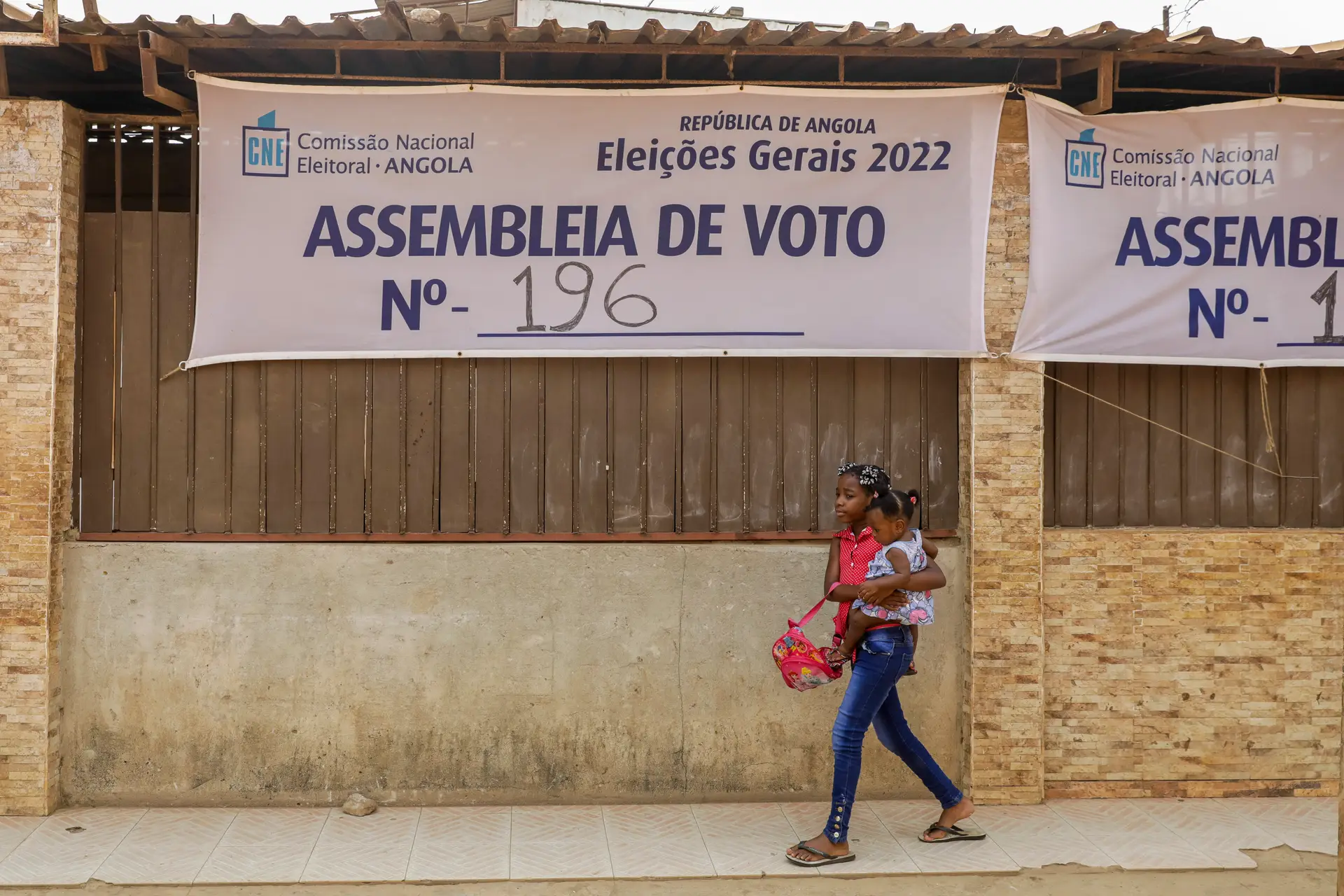 Eleições em Angola: algumas mesas abriram com atraso, mas adesão é grande. João Lourenço e Adalberto Costa Júnior já votaram