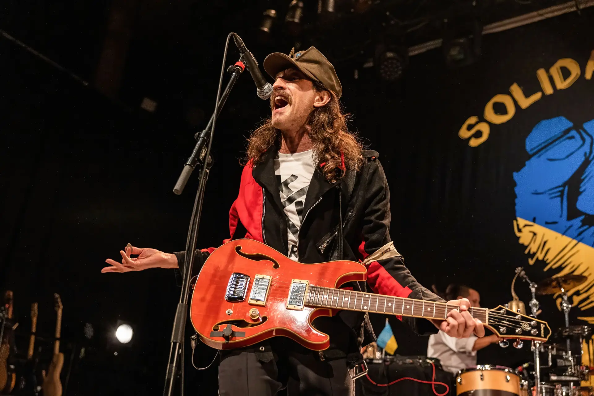 Gogol Bordello dão concerto surpresa para soldados ucranianos