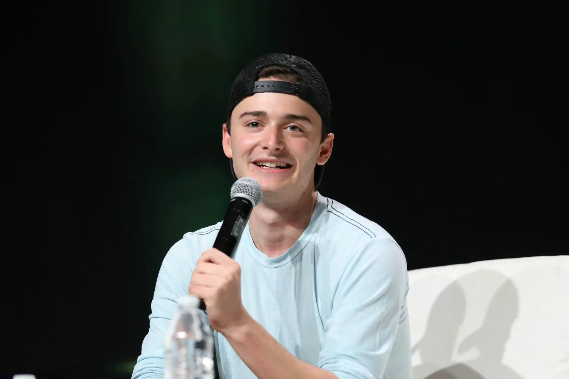 Jovem ator de “Stranger Things” continua a trabalhar como nadador-salvador