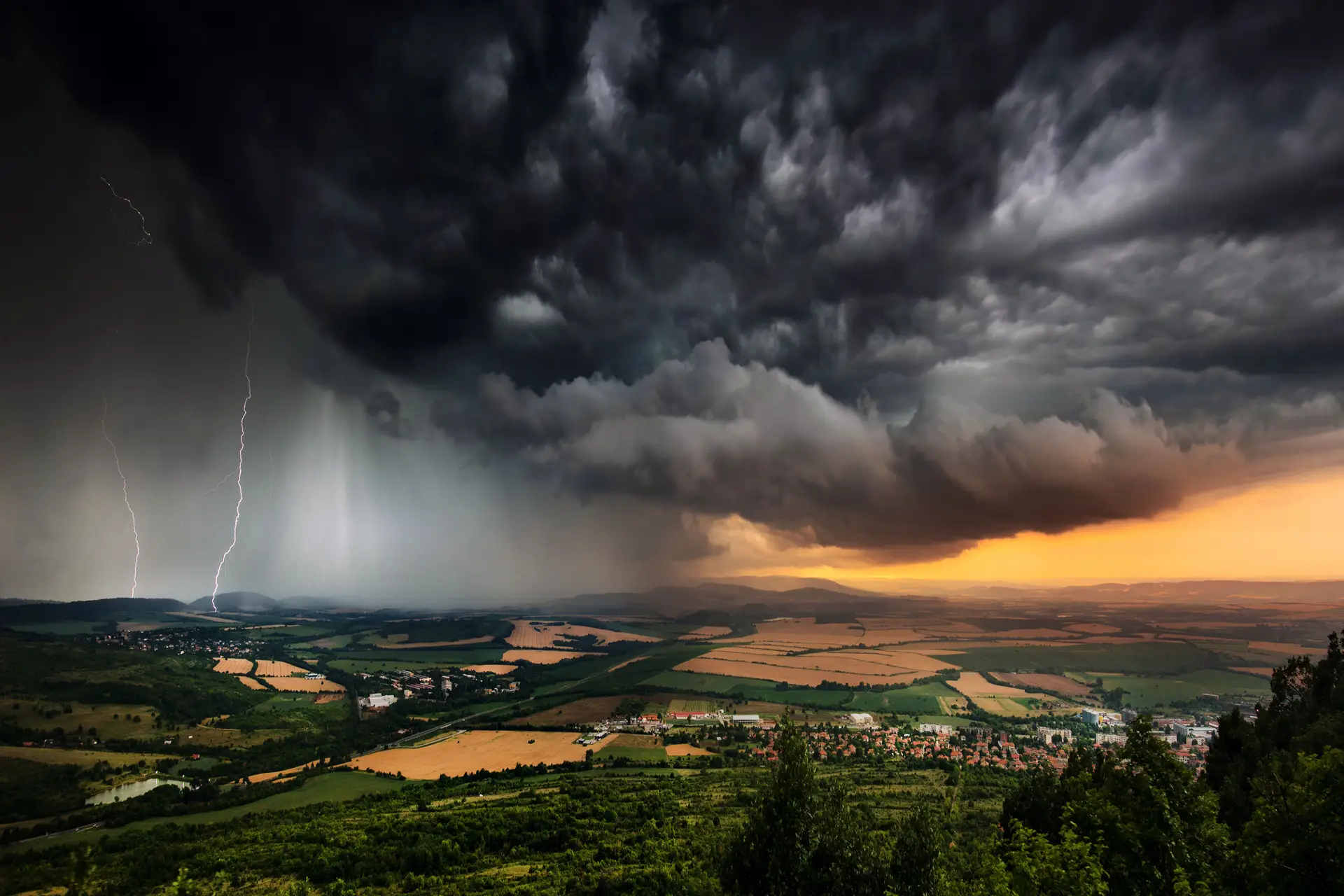 Dez distritos de Portugal continental sob aviso amarelo devido a chuva e trovoada