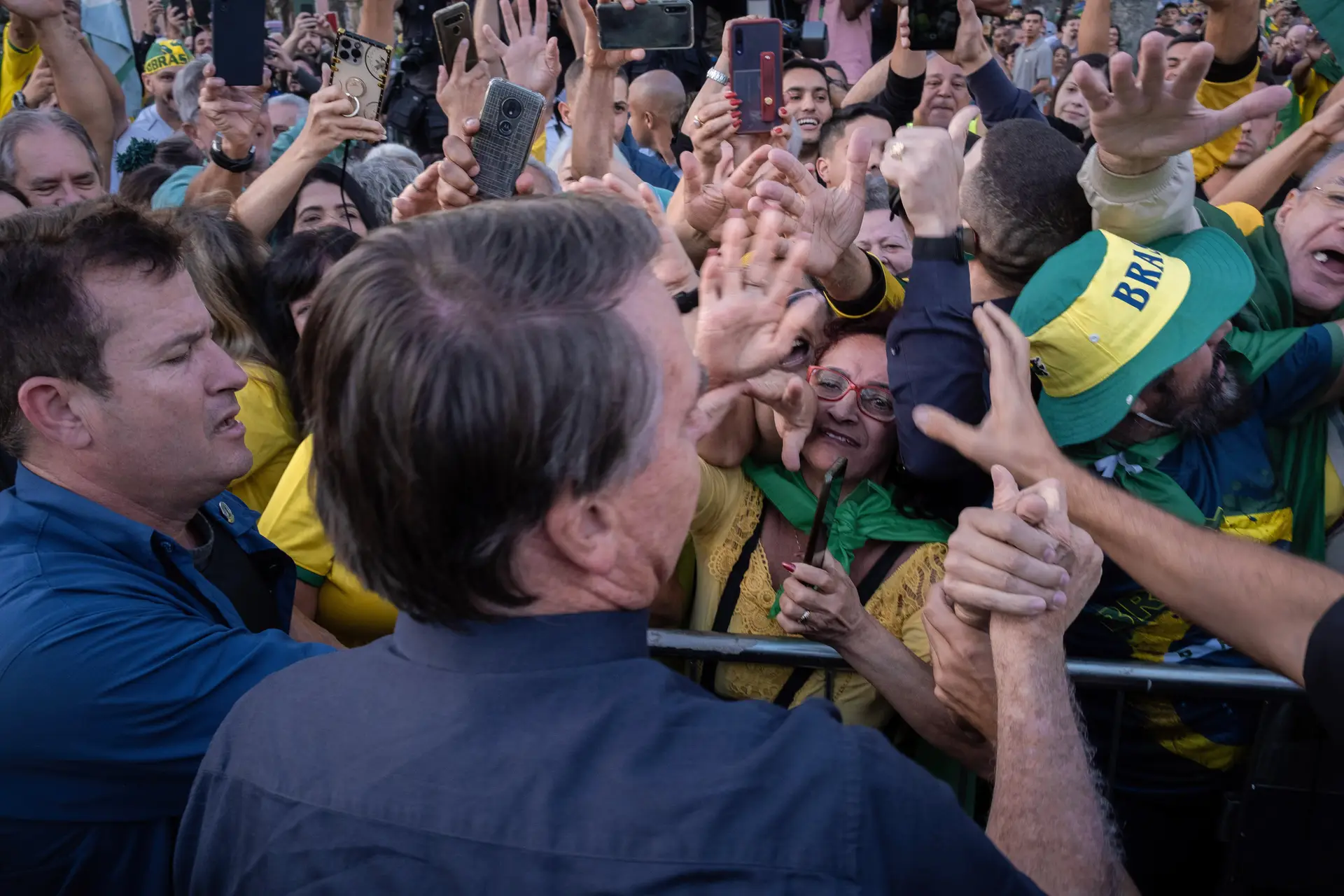 Banhos da multidão de adeptos de Jair Bolsonaro