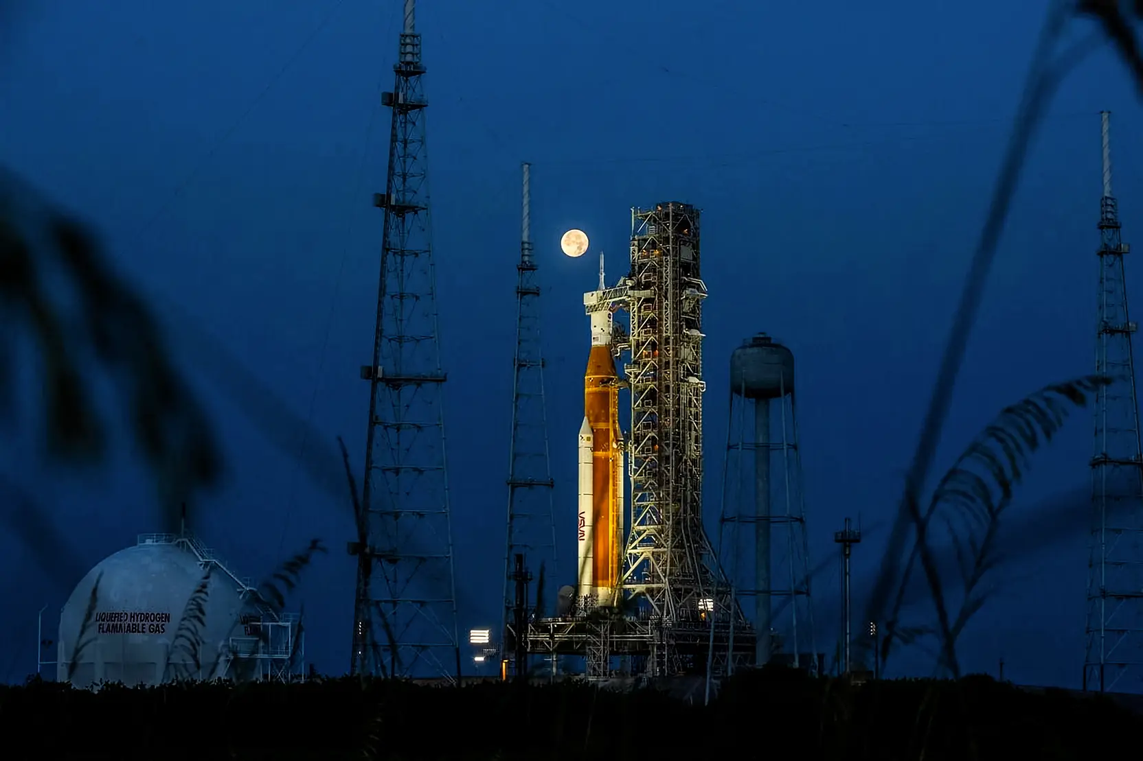 A Artemis I, viagem inaugural das três missões que integram o programa espacial da NASA para colocar a primeira mulher na Lua, deverá ser lançada esta segunda-feira