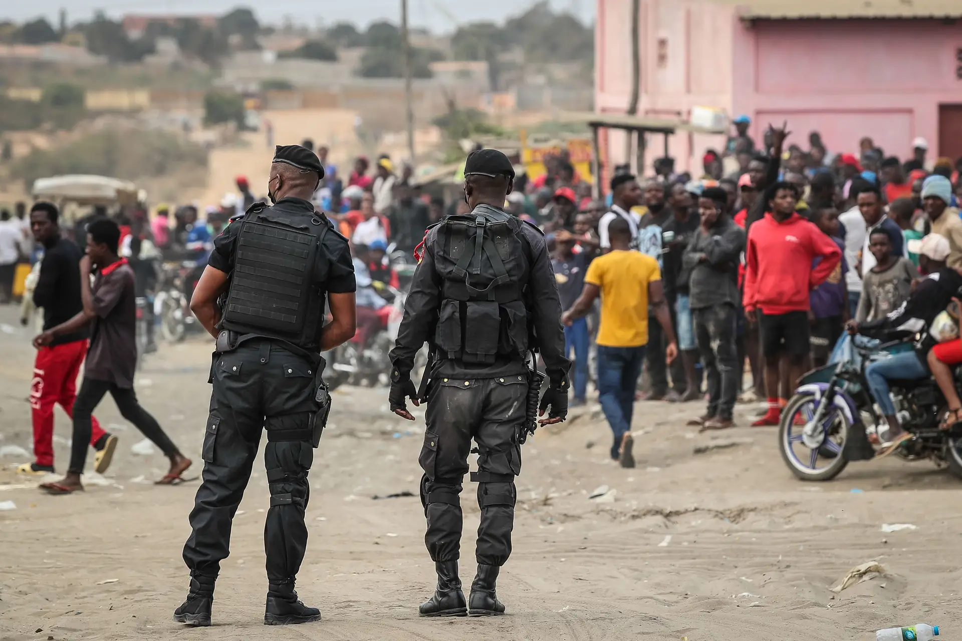 Polícia angolana dispersa protestos junto a um mercado em Luanda a seguir ao anúncio da vitória do MPLA