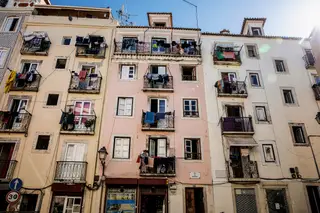 Esta rua de Lisboa tem 400 metros e 10 mil habitantes: há redes a vender milhares de moradas falsas a imigrantes