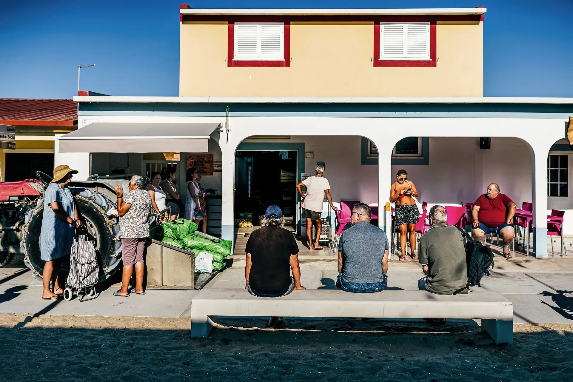 E a camaradagem, mesmo quando esperam que a mercearia abra para comprarem pão