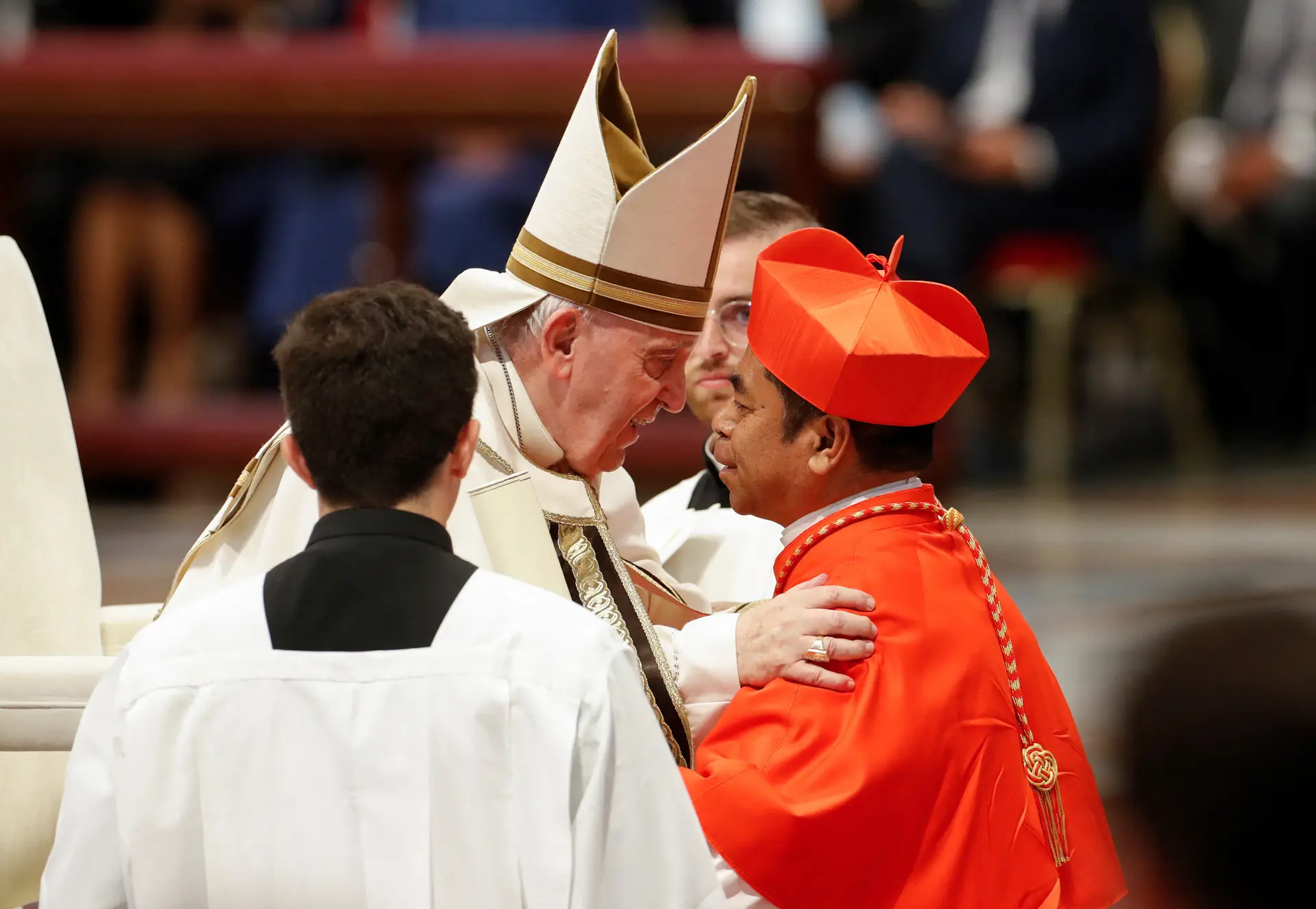 O Papa Francisco com o cardeal Virgilio do Carmo da Silva, na cerimónia deste sábado na Basílica de São Pedro, no Vaticano