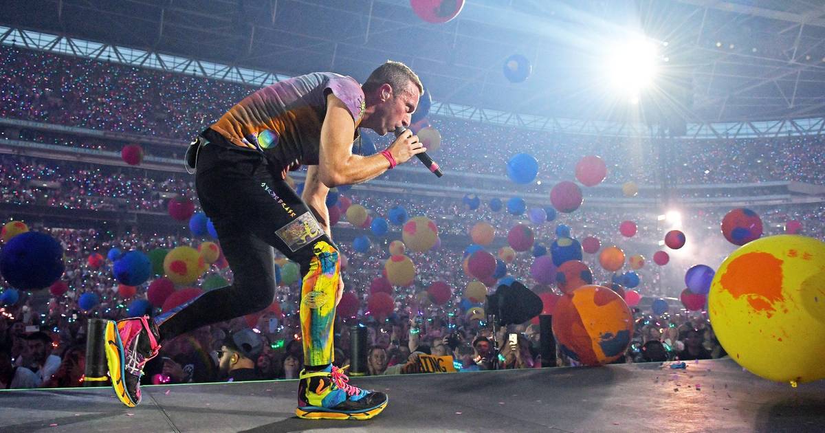 Os Coldplay continuam a convidar cantores brasileiros para os seus espetáculos no Brasil