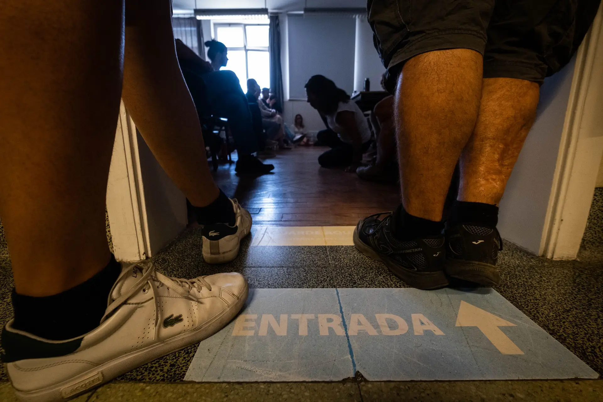 Houve por isso quem assistisse às sessões na porta de entrada