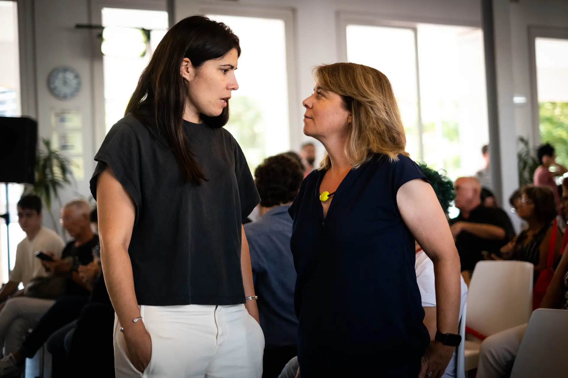 Mariana Mortágua e Catarina Martins, duas das figuras centrais do partido, conversam antes do encerramento da última rentrée do Bloco, em agosto de 2021