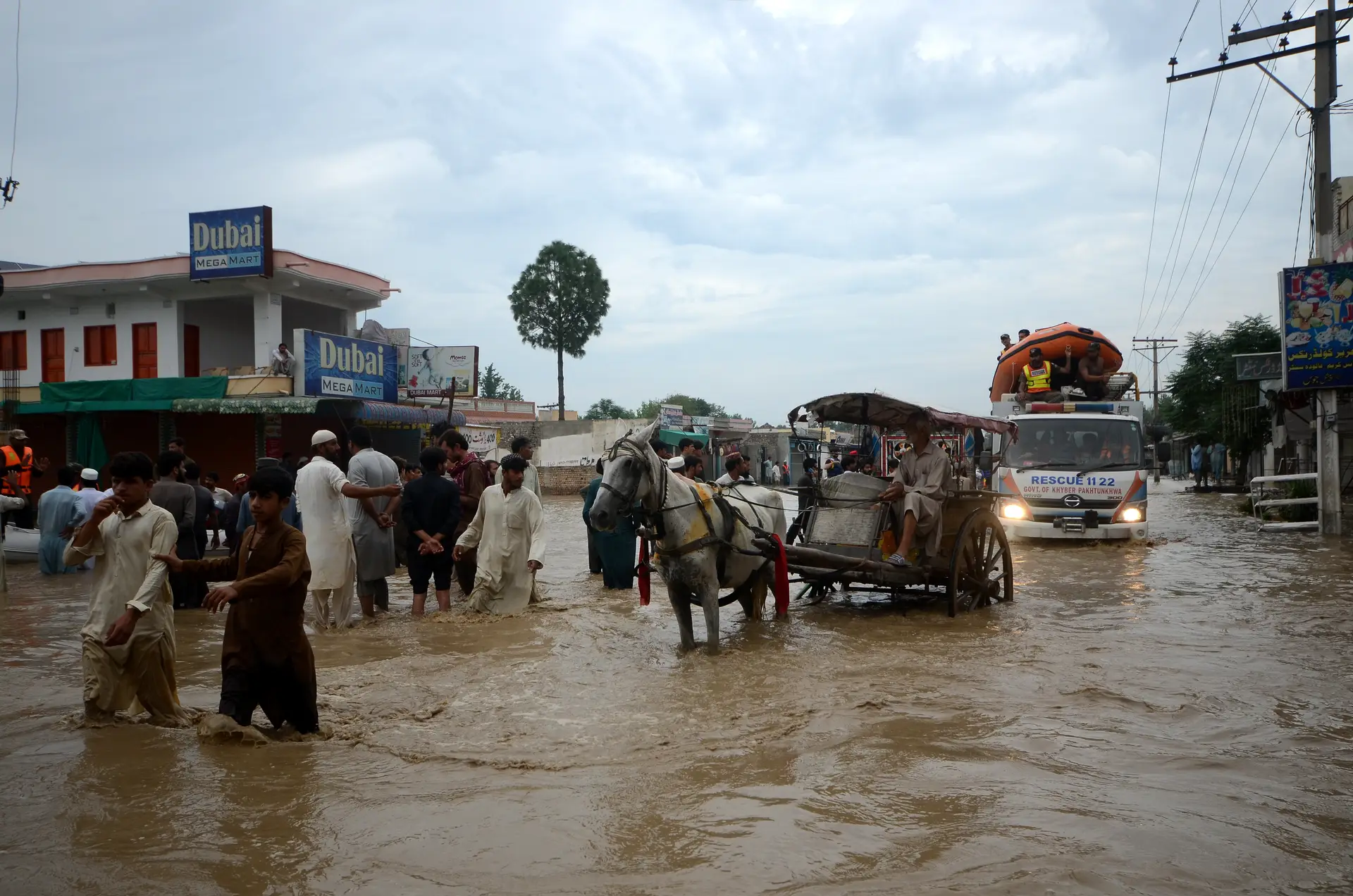 Pelo menos 1061 mortos nas inundações no Paquistão