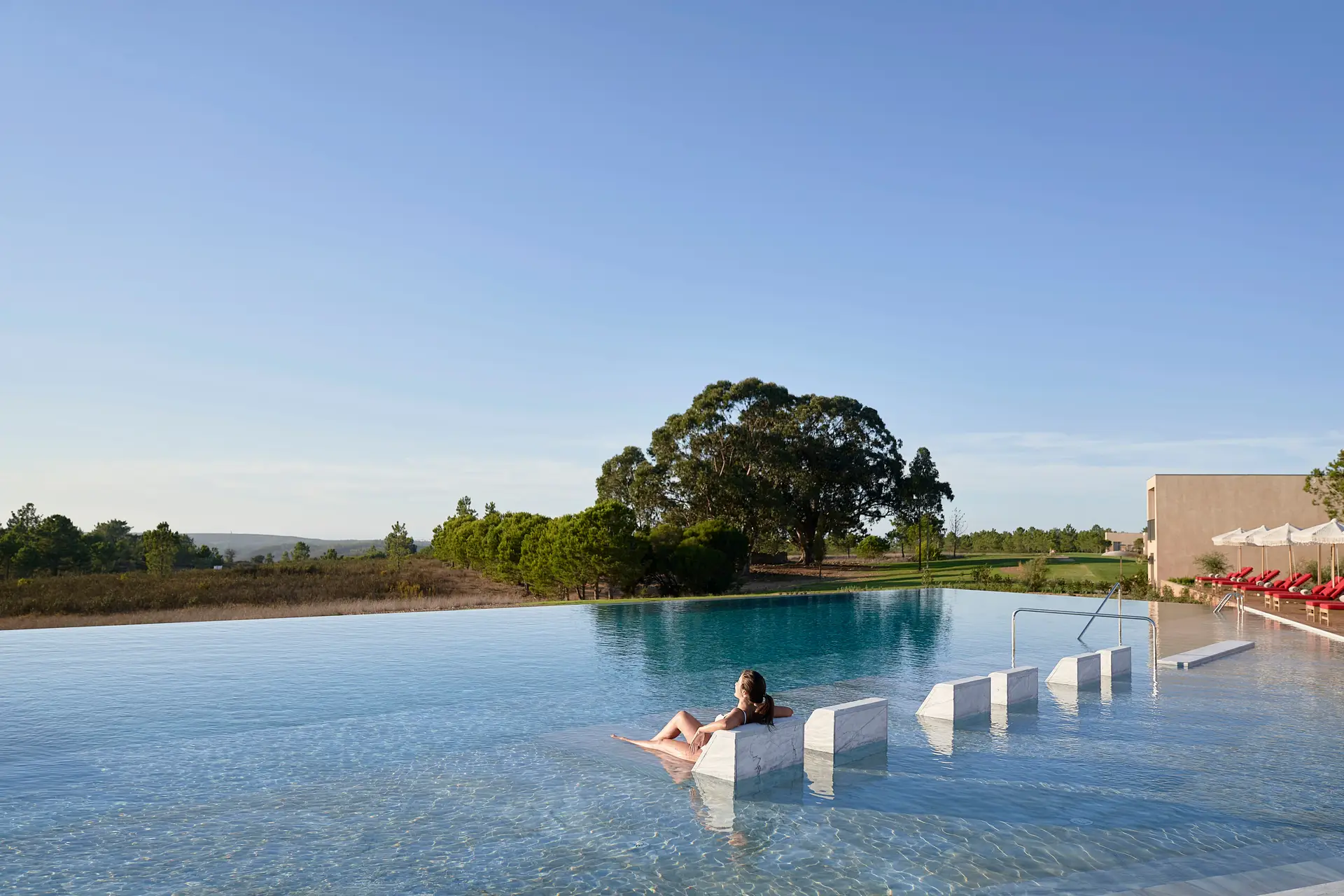 Camas submersas na piscina infinita exterior