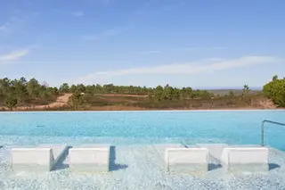 Camas submersas na piscina infinita exterior