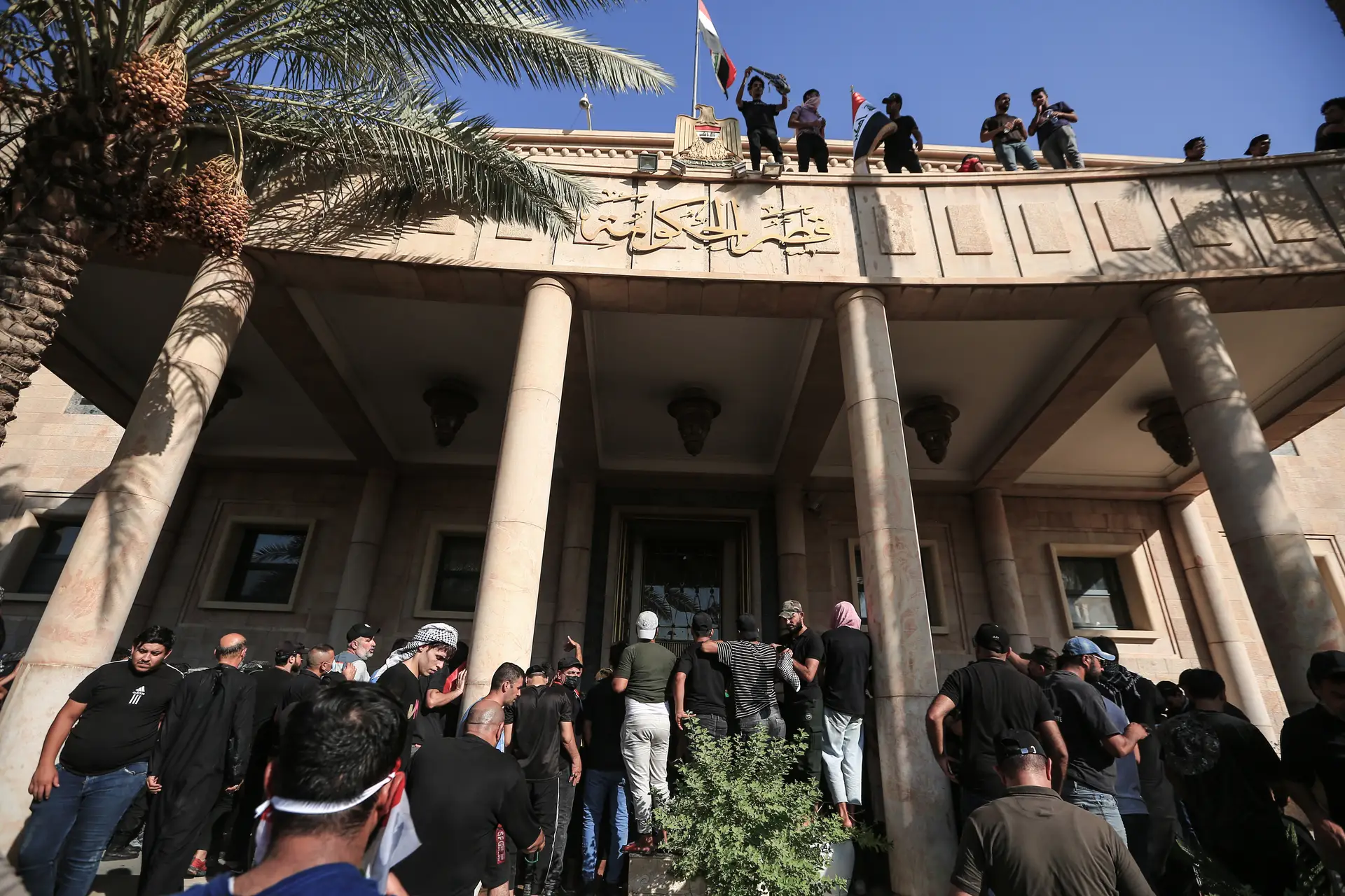 Iraque. Pelo menos dez mortos e sete morteiros disparados nos confrontos em Bagdade