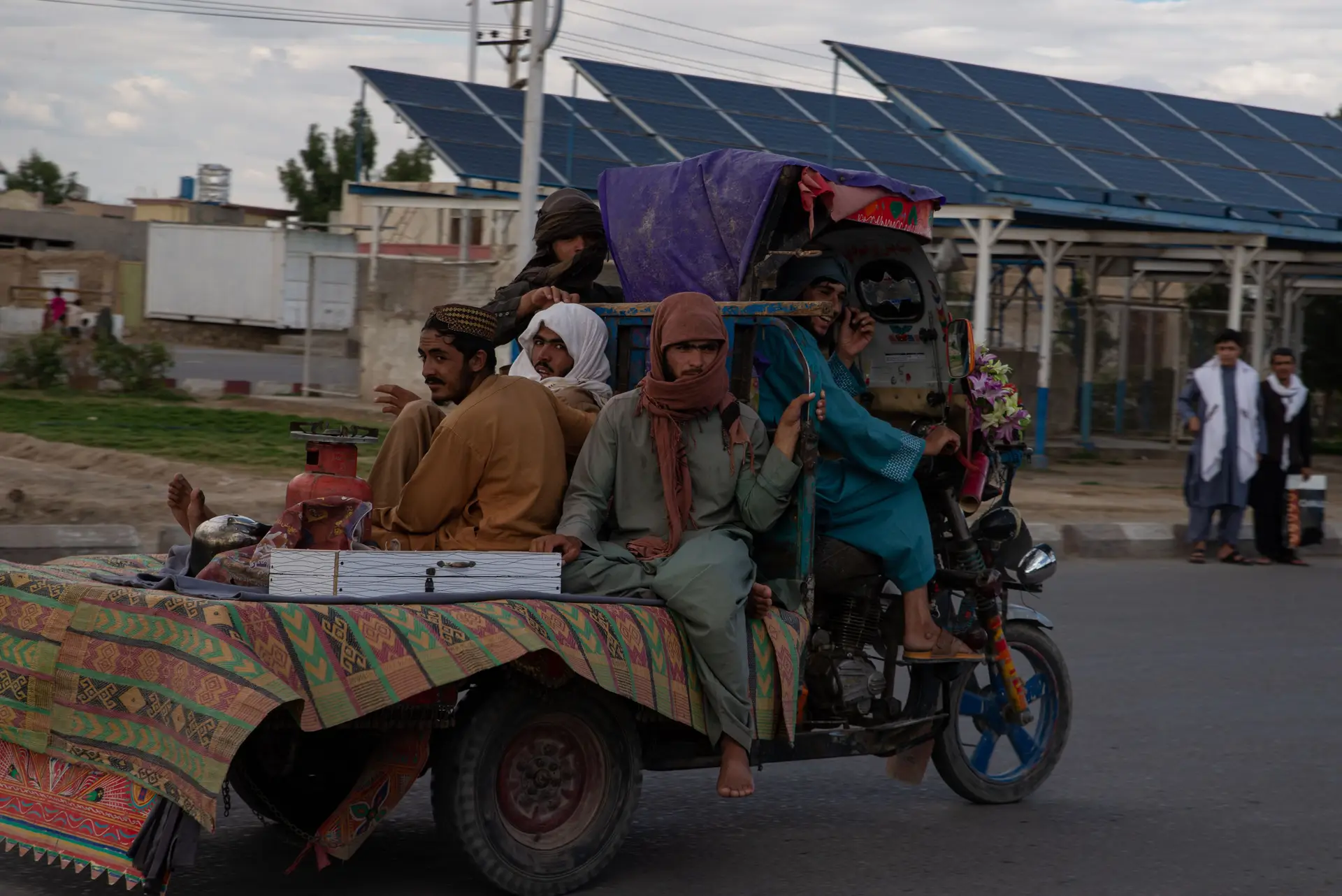 Patrulha talibã na cidade afegã de Kandahar