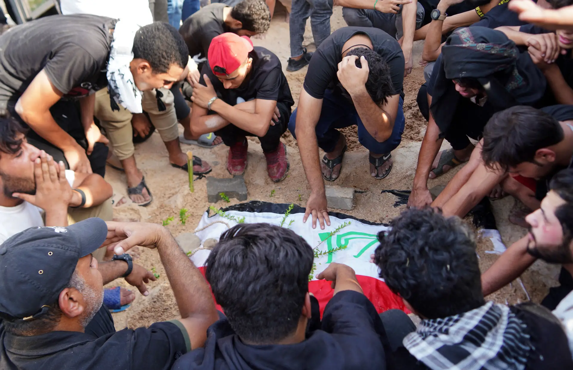 Funeral de apoiantes de Moqtada al-Sadr mortos durante os confrontos na Zona Verde 