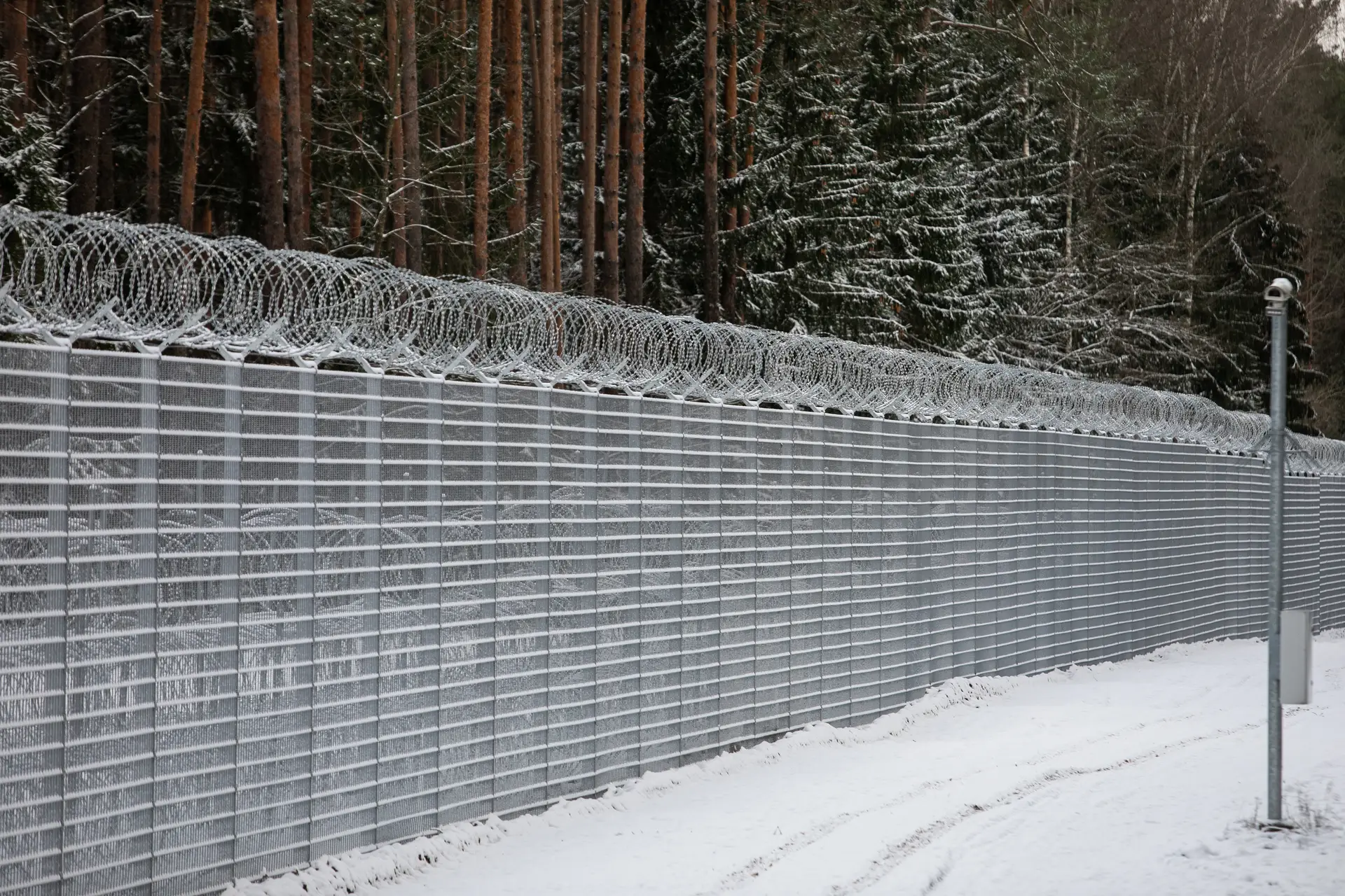 A Lituânia ergueu uma cerca com 550 quilómetros de extensão ao longo da fronteira com a Bielorrússia para travar o fluxo migratório