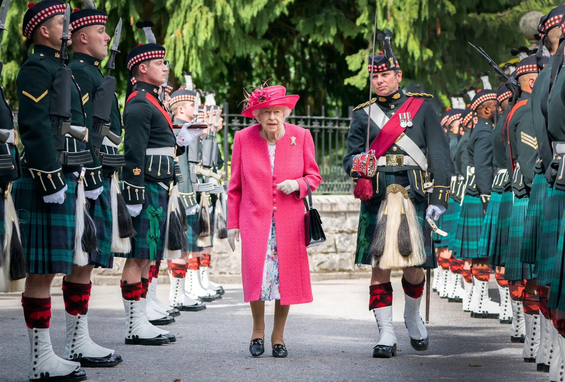 Isabel II a passar revista às tropas em Balmoral, na Escócia 