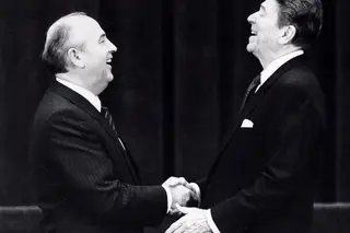 Mikhail Gorbatchov com o ex-Presidente dos EUA Ronald Reagan, na década de 1980, quando estavam ambos no poder