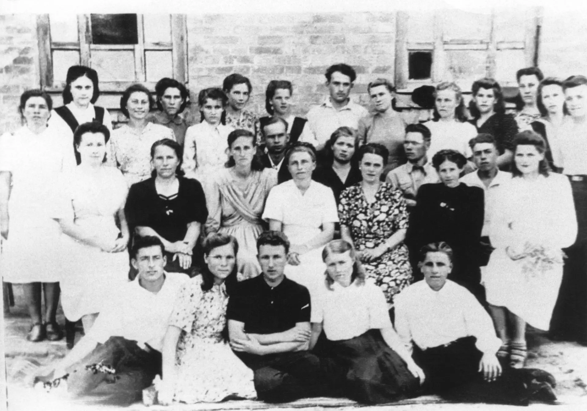 EDUCAÇÃO. Ao centro, na última fila desta foto dos anos 40, Mikhail Sergeevitch posa com uma turma predominantemente feminina, do ensino secundário