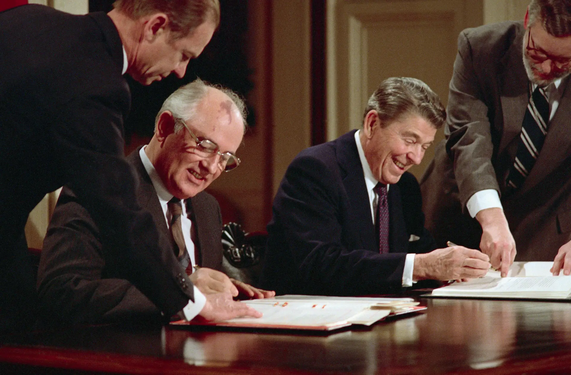 DESARMAMENTO. Fazendo história, ao lado do homólogo norte-americano Ronald Reagan, ao assinar o Tratado INF, de desarmamento nuclear, a 8 de dezembro de 1987, na Casa Branca