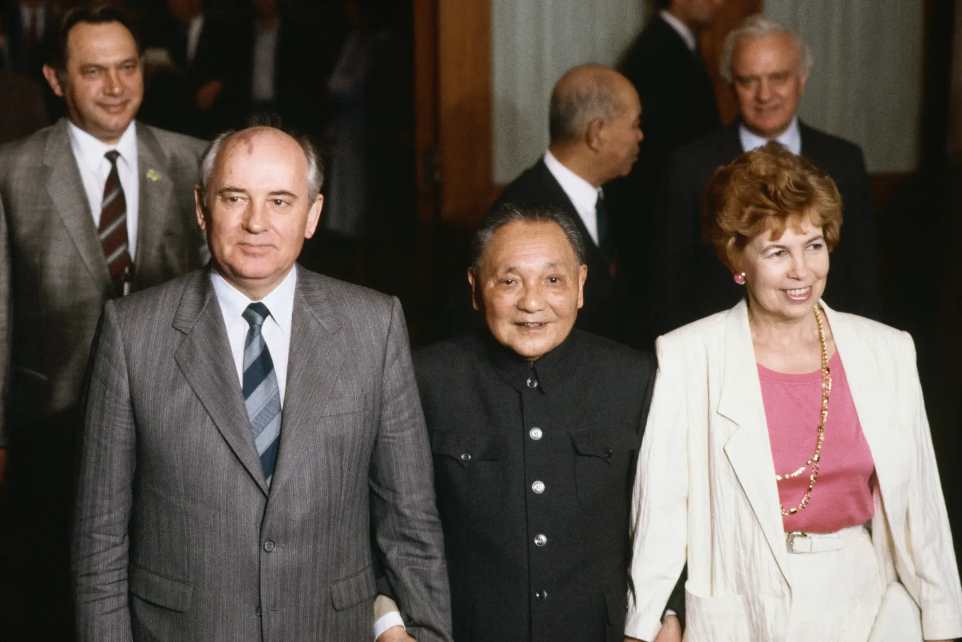 DESANUVIAMENTO. A visita de Estado de Gorbatchev à China, em 1989, e a cimeira com Deng Xiaoping formalizaram a normalização da relação entre os dois países comunistas, após anos de afastamento por divergências doutrinárias