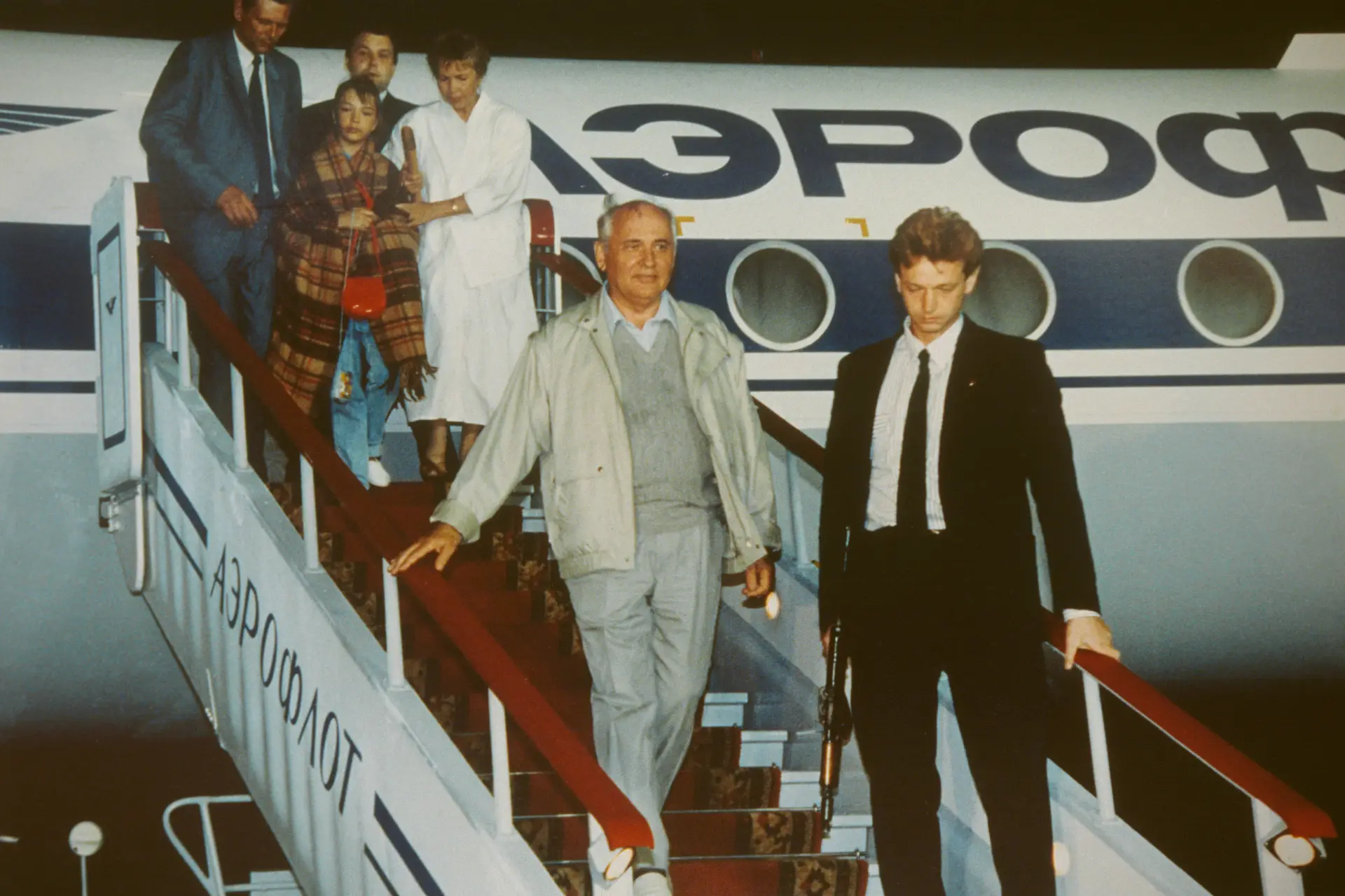 GOLPE. Em agosto de 1991, a meses da dissolução da URSS, uma rebelião da linha dura do Partido Comunista colocou os Gorbachev em prisão domiciliária, durante umas férias na sua ‘datcha’ na Crimeia. O ‘putsch’ fracassou e a família regressou a Moscovo