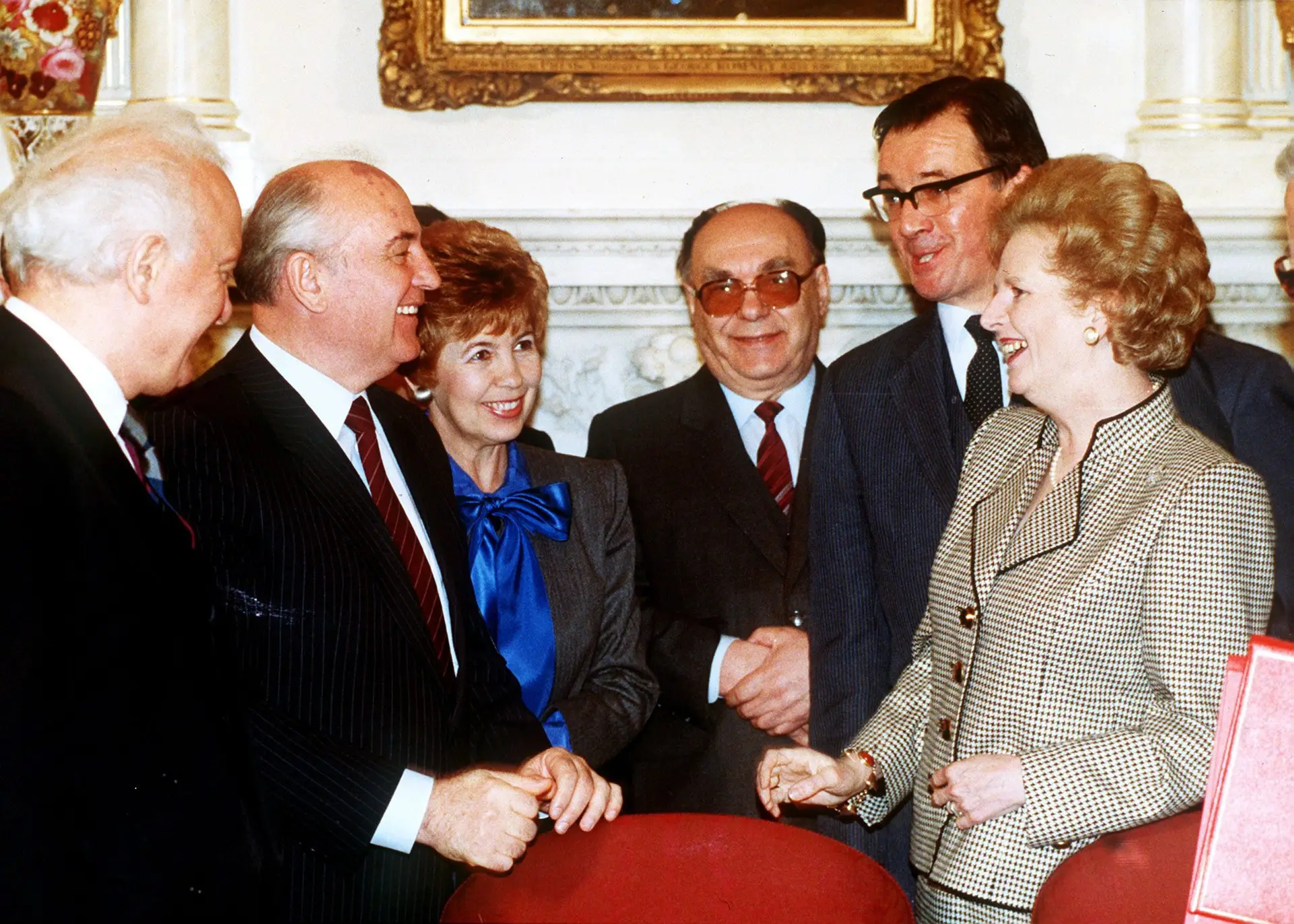PERSONALIDADES. No número 10 de Downing Street, em 1989, com a “dama de ferro”. Margaret Thatcher estava a pouco mais de um ano de deixar a chefia do Governo do Reino Unido