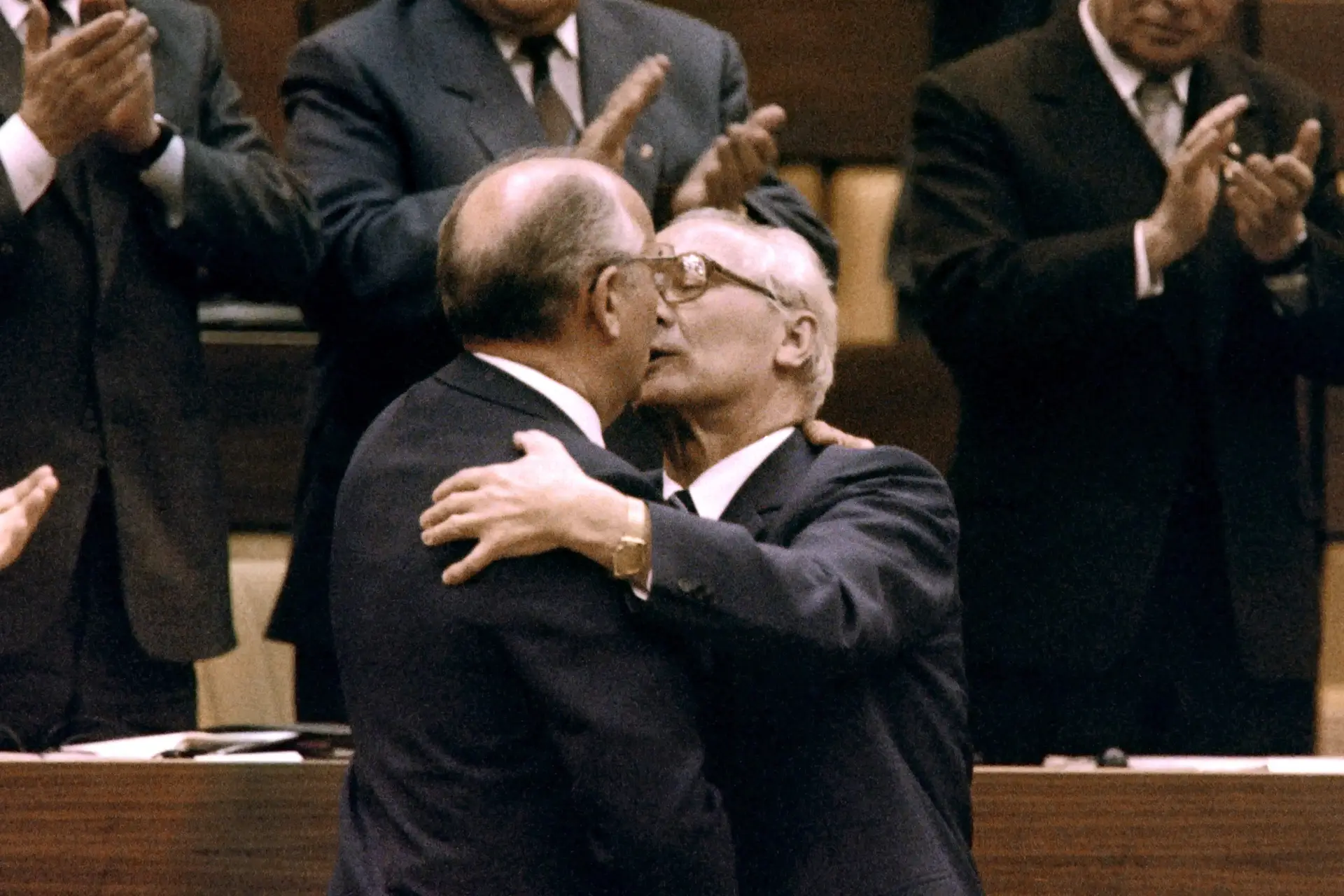 AMIZADE. Entre líderes socialistas, as relações de maior proximidade eram demonstradas com um beijo na boca. Aconteceu entre Gorbachev e Erich Honecker, o primeiro-ministro da Alemanha de Leste (RDA), em 1986