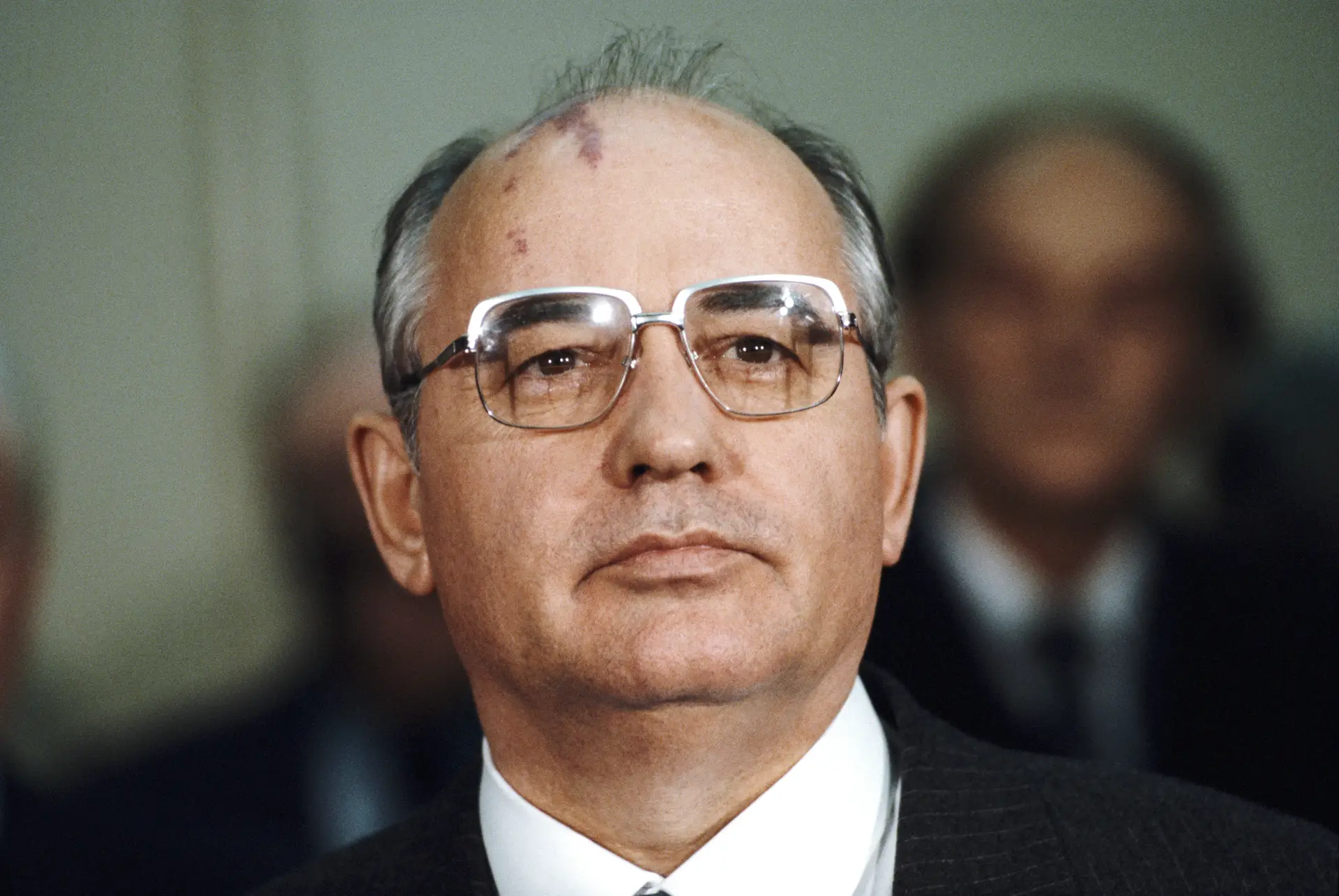 MARCA. Gorbachev tinha, na cabeça, uma marca de nascença que se tornou um ícone e que muitos diziam reproduzir um arquipélago ao largo da Sibéria. Graças a isso, Durak Aprel ganhou interesse turístico
