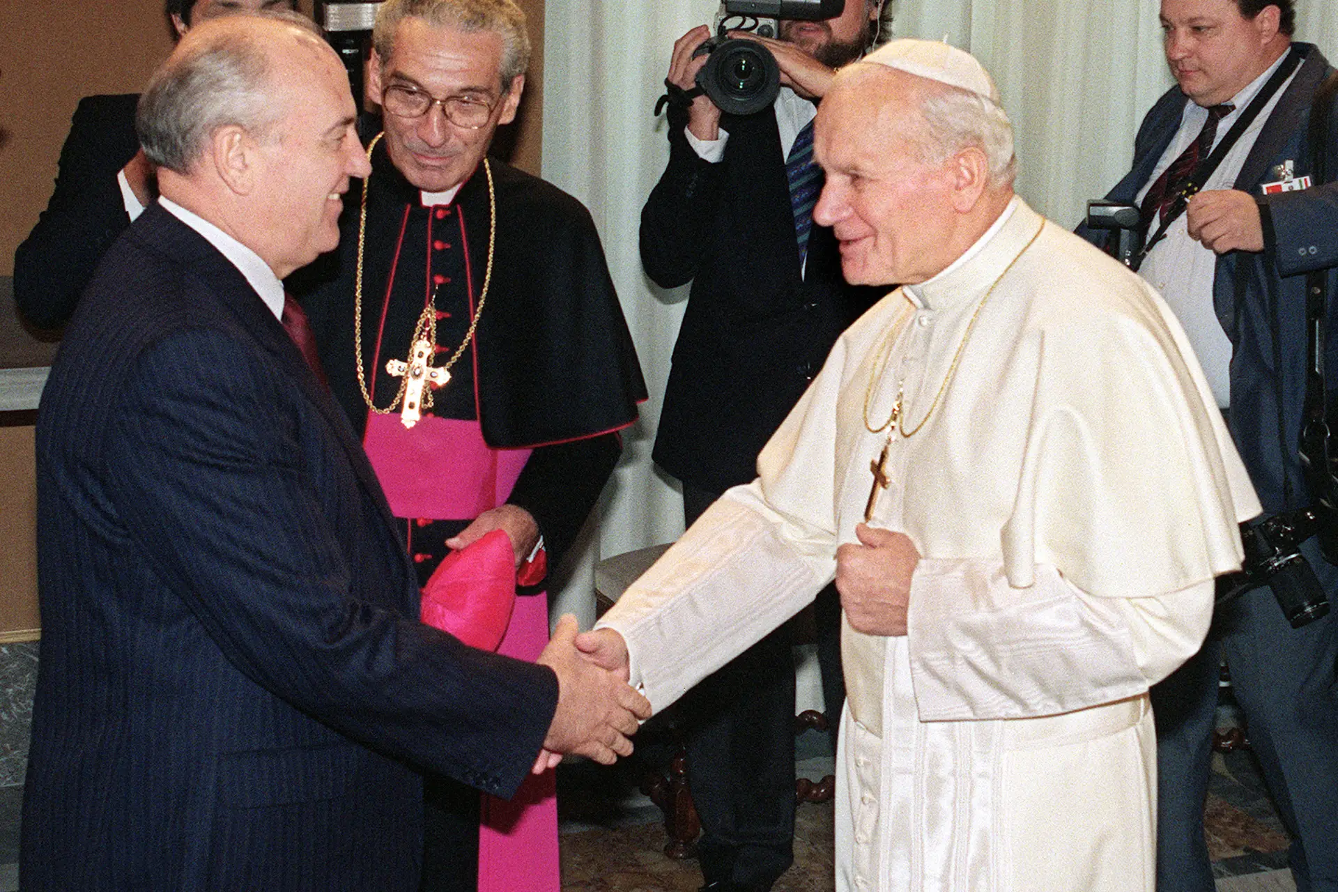 HISTÓRIA. Um dos momentos mais importantes da liderança de Gorbachev foi a sua deslocação ao Vaticano, em 1989, para um encontro com João Paulo II, o primeiro de um líder soviético com um chefe da igreja católica. Ao Papa polaco atribui-se importância na queda do comunismo na Europa de Leste