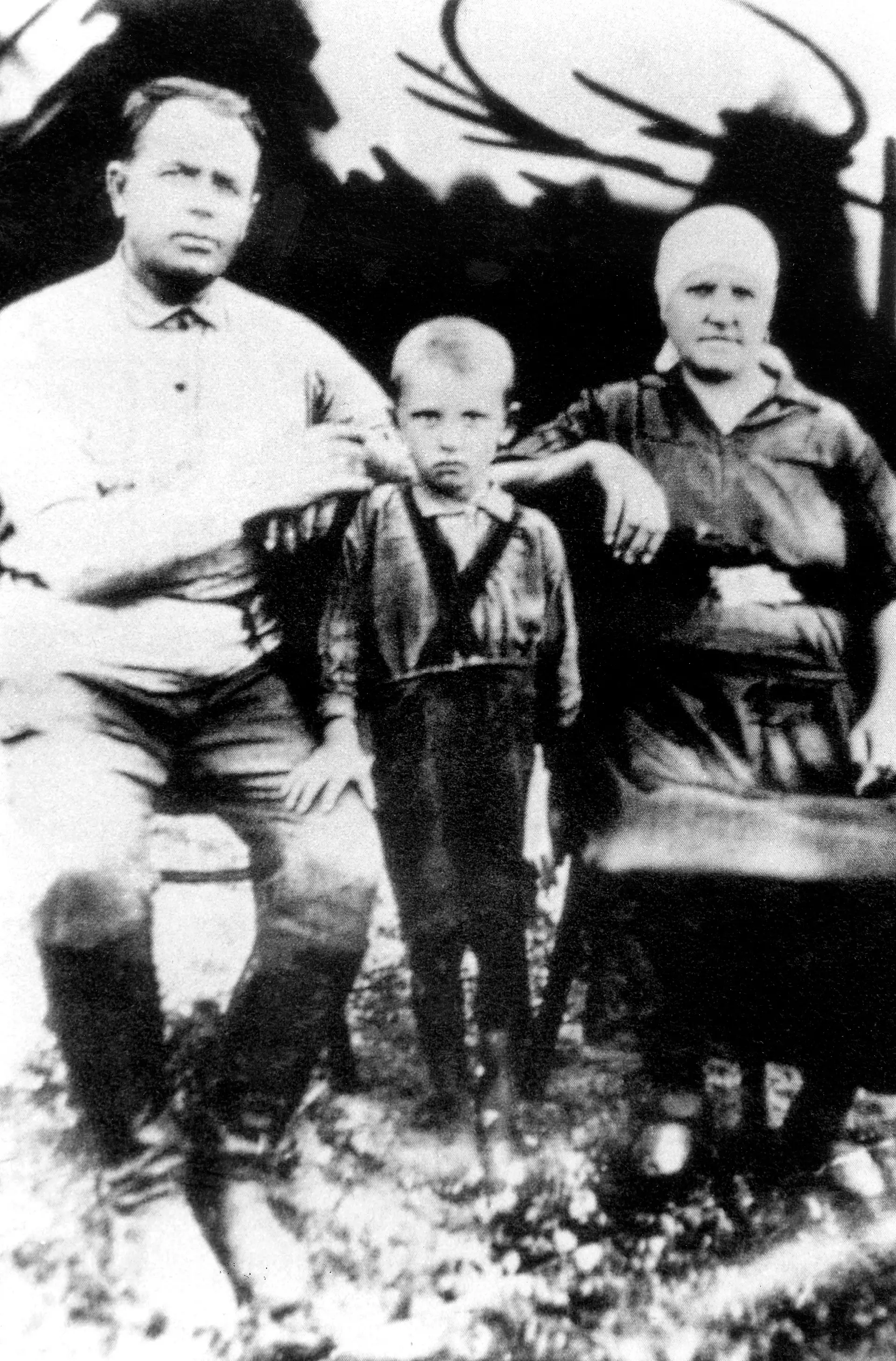 INFÂNCIA. Em tenra idade, numa imagem que se pensa ser de 1937, tinha ele 6 anos, na companhia dos avós maternos, Panteley (à esq.) e Vasilisa Gopkaloe, nascidos em território ucraniano