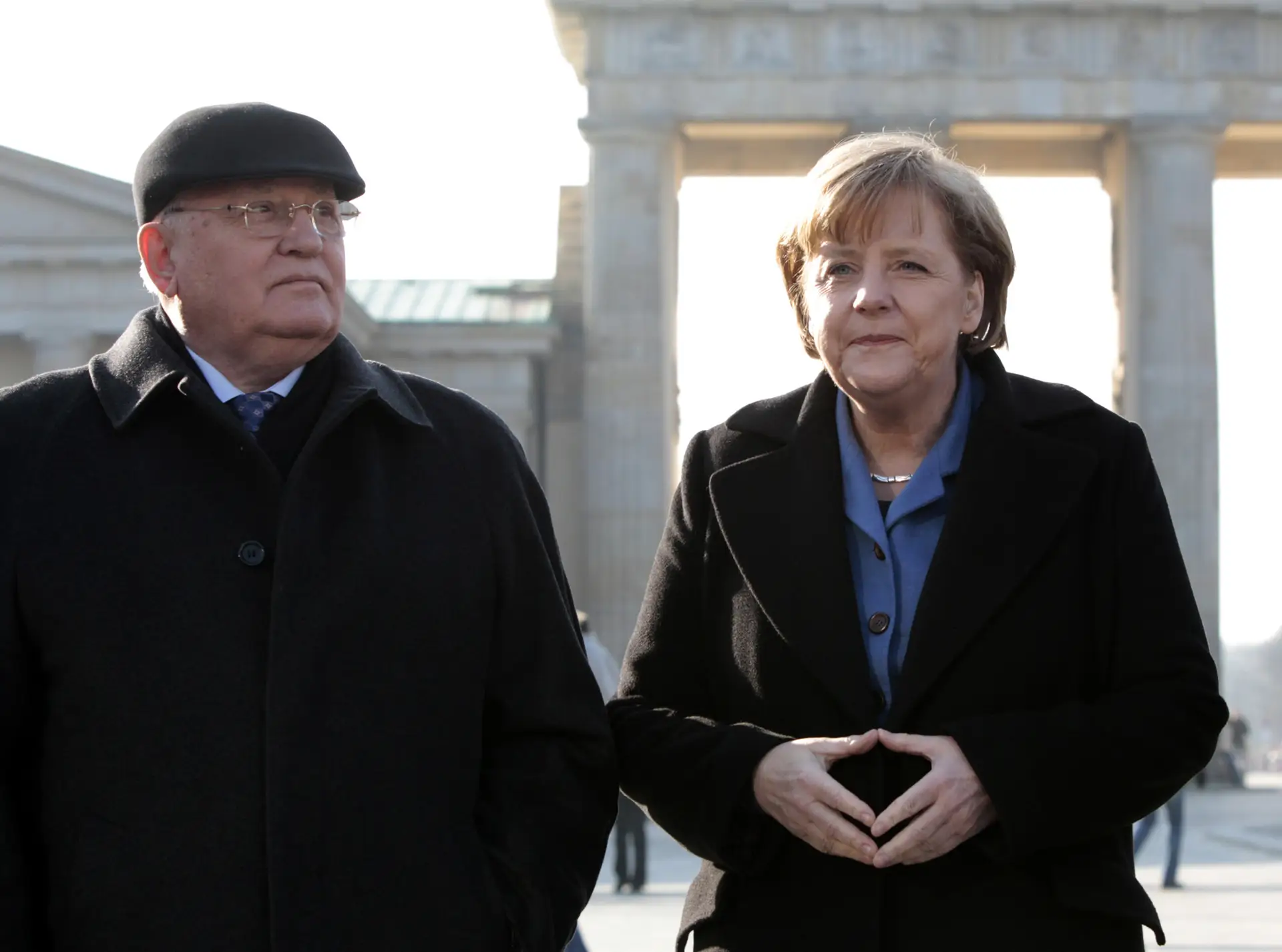 BERLIM. Quando Gorbachev renunciou à presidência da URSS, a 25 de dezembro de 1991, já Angela Merkel era deputada no Bundestag. Esta foto regista um encontro entre ambos, em 2011, junto à Porta de Brandemburgo, na cidade onde caiu o Muro que tudo mudou