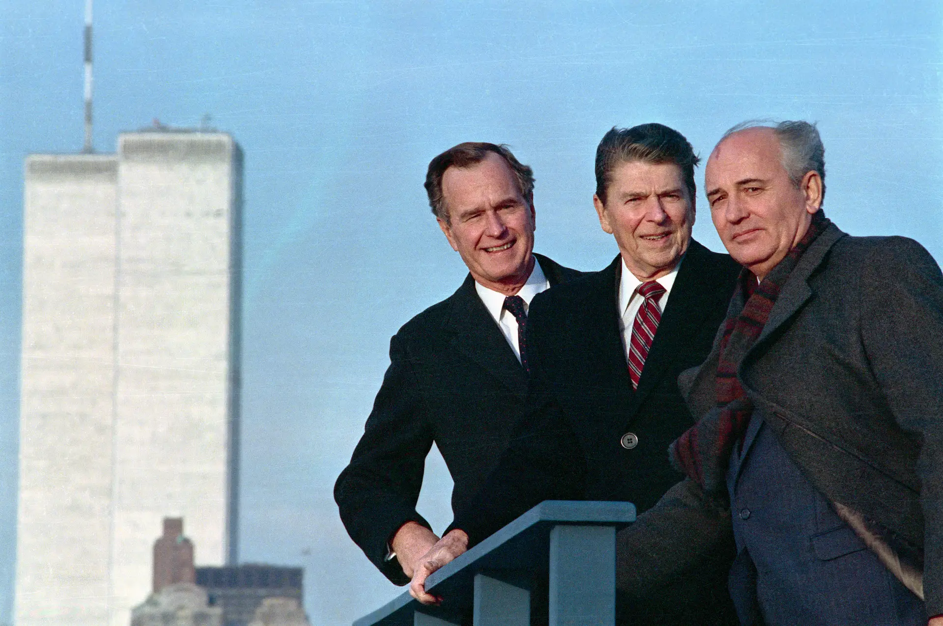 ‘REALPOLITIK’. Um encontro improvável anos antes, com o Presidente dos EUA, Ronald Reagan, e George Bush, que lhe sucederia. Foi em 1988, em Nova Iorque, com o World Trade Center como cenário