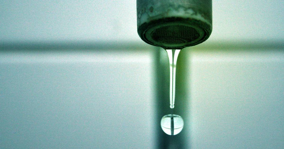 A água tratada de esgoto poderá ser servida à mesa no futuro