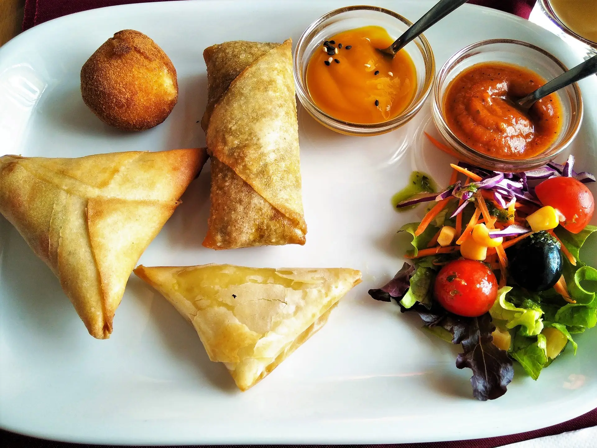 Crepe recheado, almôndega de requeijão, chamuça vegetariana e triângulo de queijo à grega