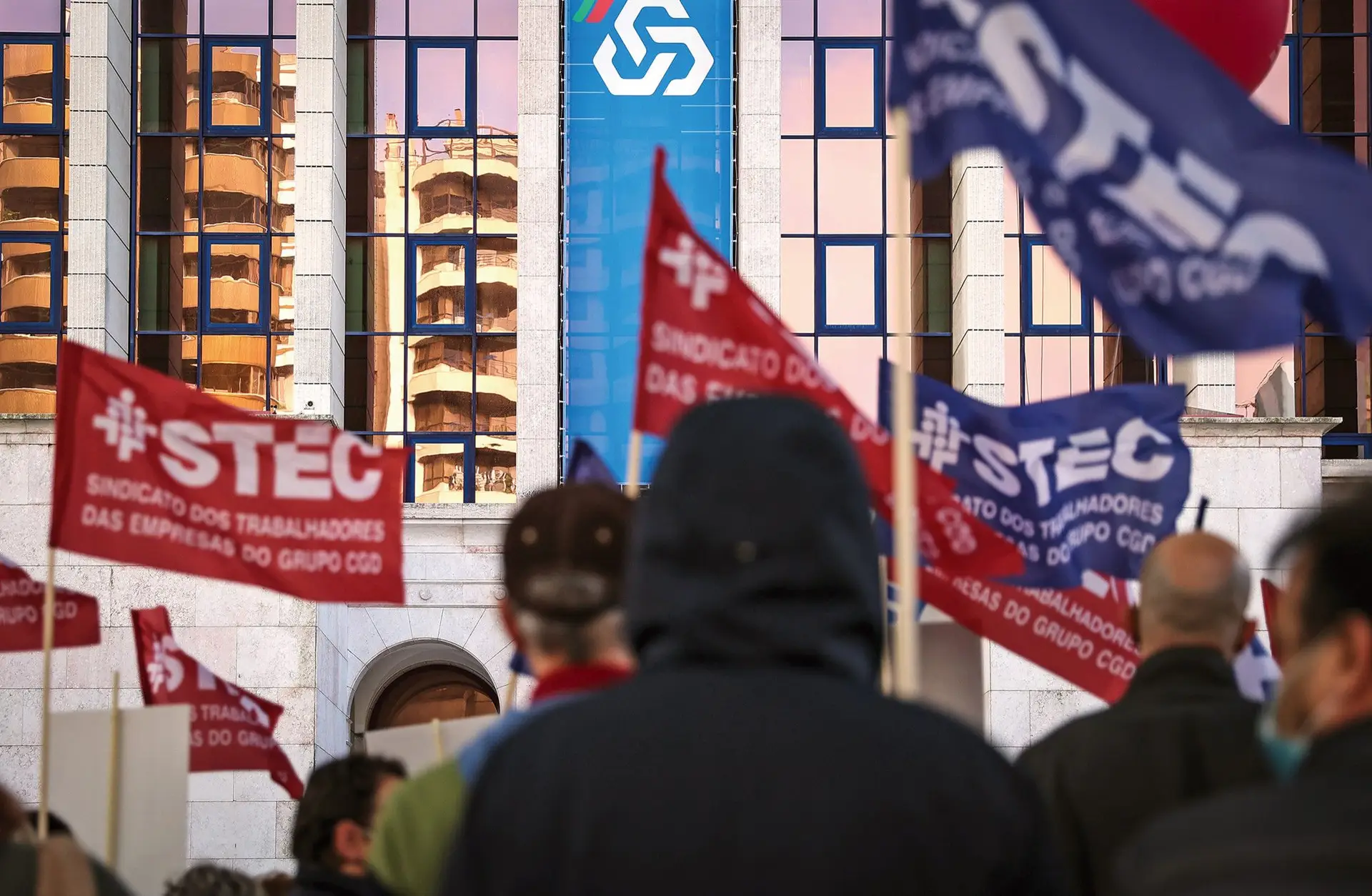 Clientes têm protestado contra fechos revelados pelo STEC