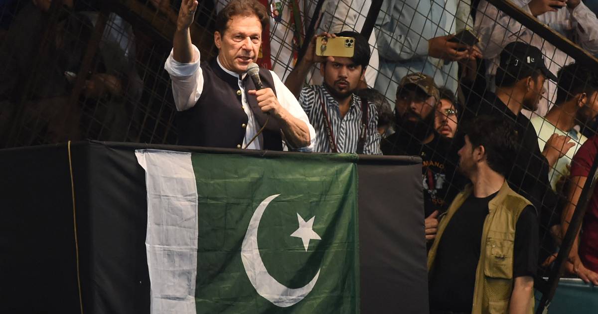Crise política no Paquistão: detenção do ex-primeiro-ministro Imran Khan origina protestos violentos por todo o país