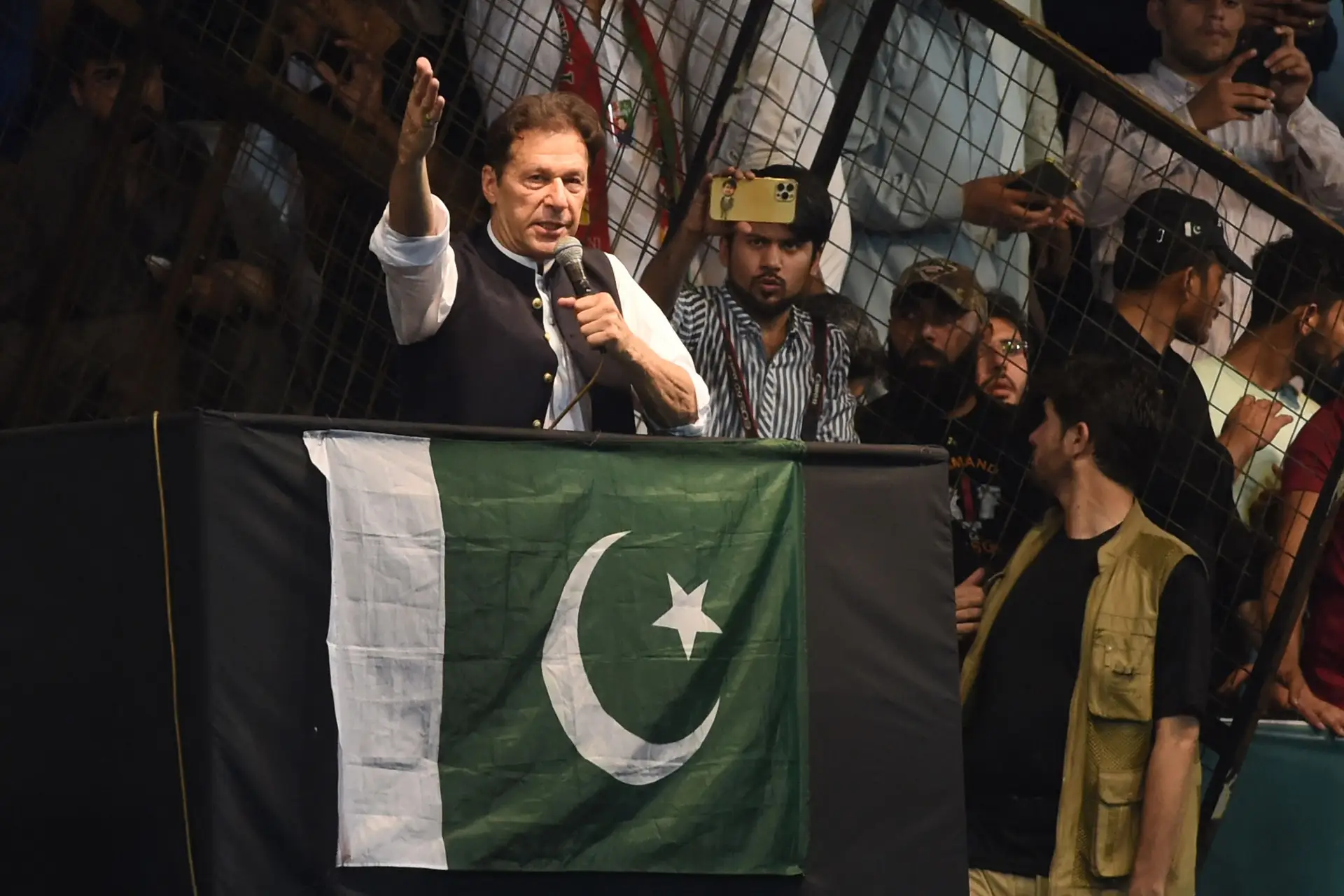 O ex-primeiro-ministro Imran Khan num comício de celebração dos 75 anos da independência do Paquistão, a 13 de agosto de 2022
