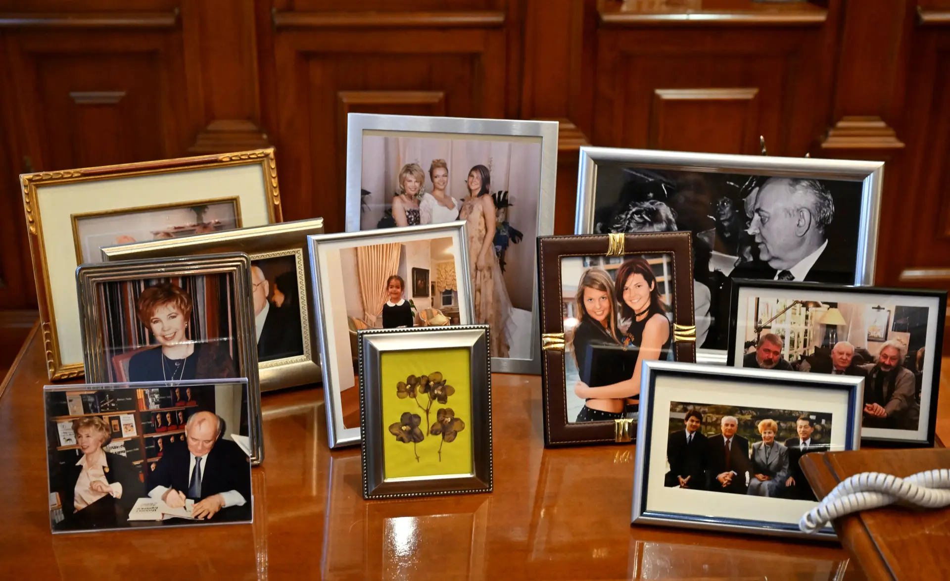 Fotos de família no escritório de Mikhail Gorbatchov na sua fundação, em Moscovo  