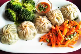 Momos de espinafres com legumes