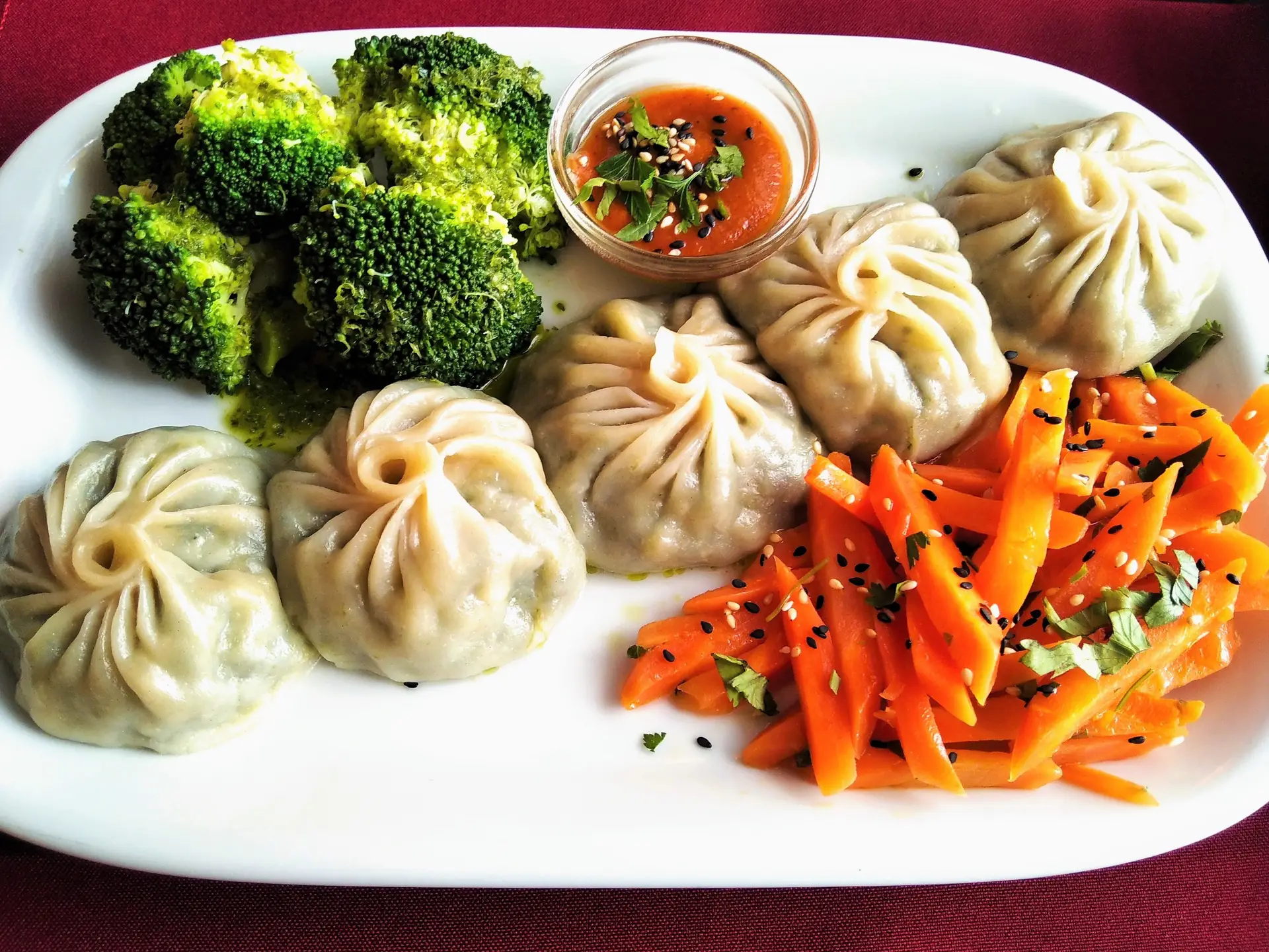 Momos de espinafres com legumes