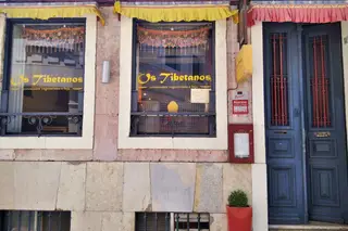 Fachada do restaurante Os Tibetanos, em Lisboa