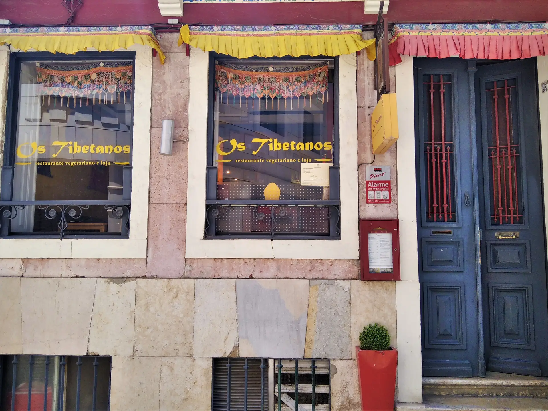 Fachada do restaurante Os Tibetanos, em Lisboa