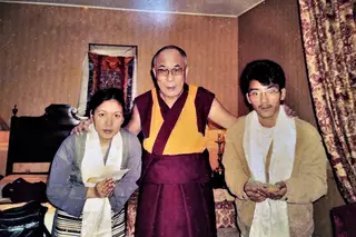 Phuntsok Dolma, Dalai Lama e Dawa Tashi, em foto tirada em Lisboa