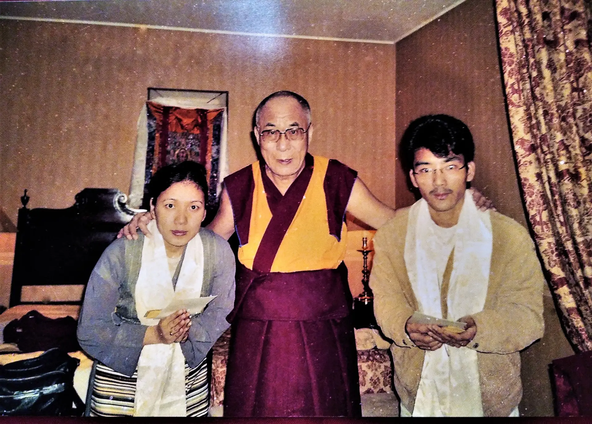 Phuntsok Dolma, Dalai Lama e Dawa Tashi, em foto tirada em Lisboa