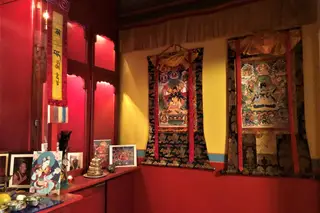 O templo budista no edifício do restaurante Os Tibetanos