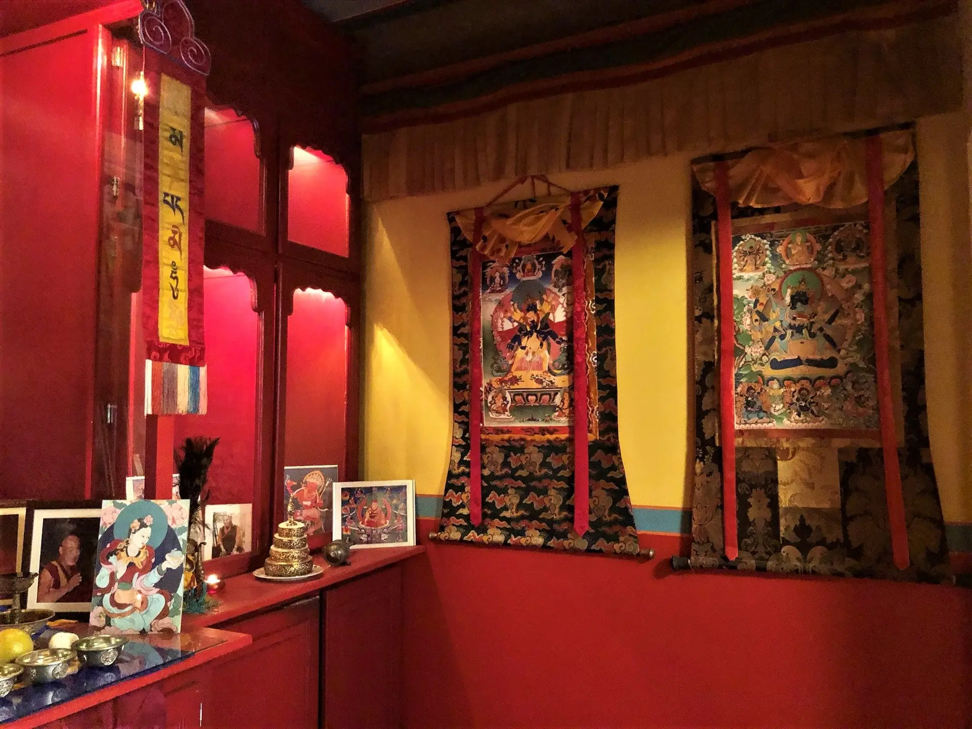 O templo budista no edifício do restaurante Os Tibetanos