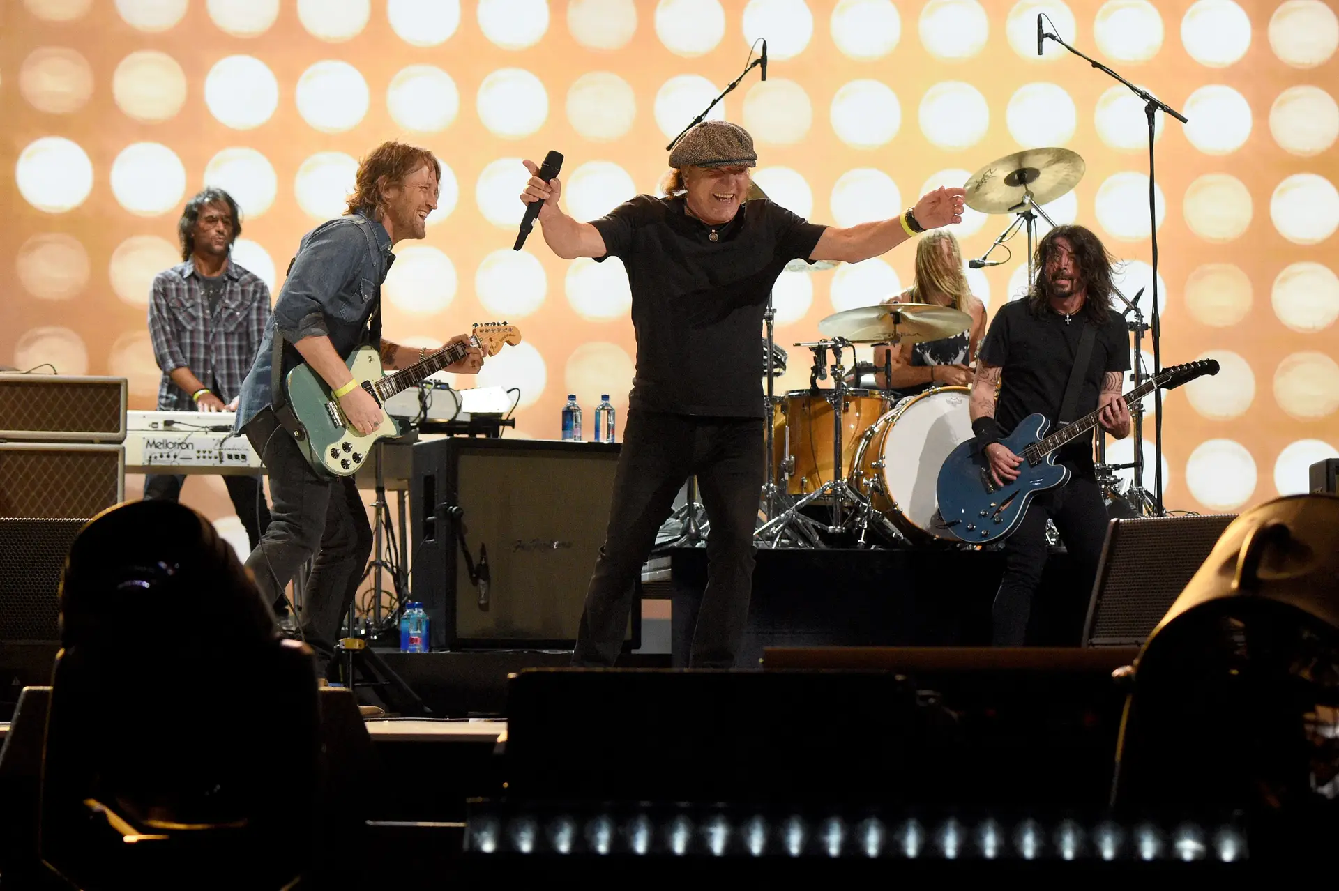 Brian Johnson com os Foo Fighters em 2021