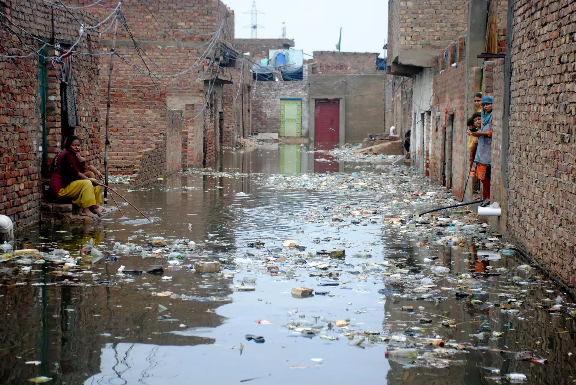 Lixo e doenças espalham-se nas águas estagnadas da chuva. A ONU estima que 6,4 milhões de paquistaneses precisam urgentemente de ajuda humanitária