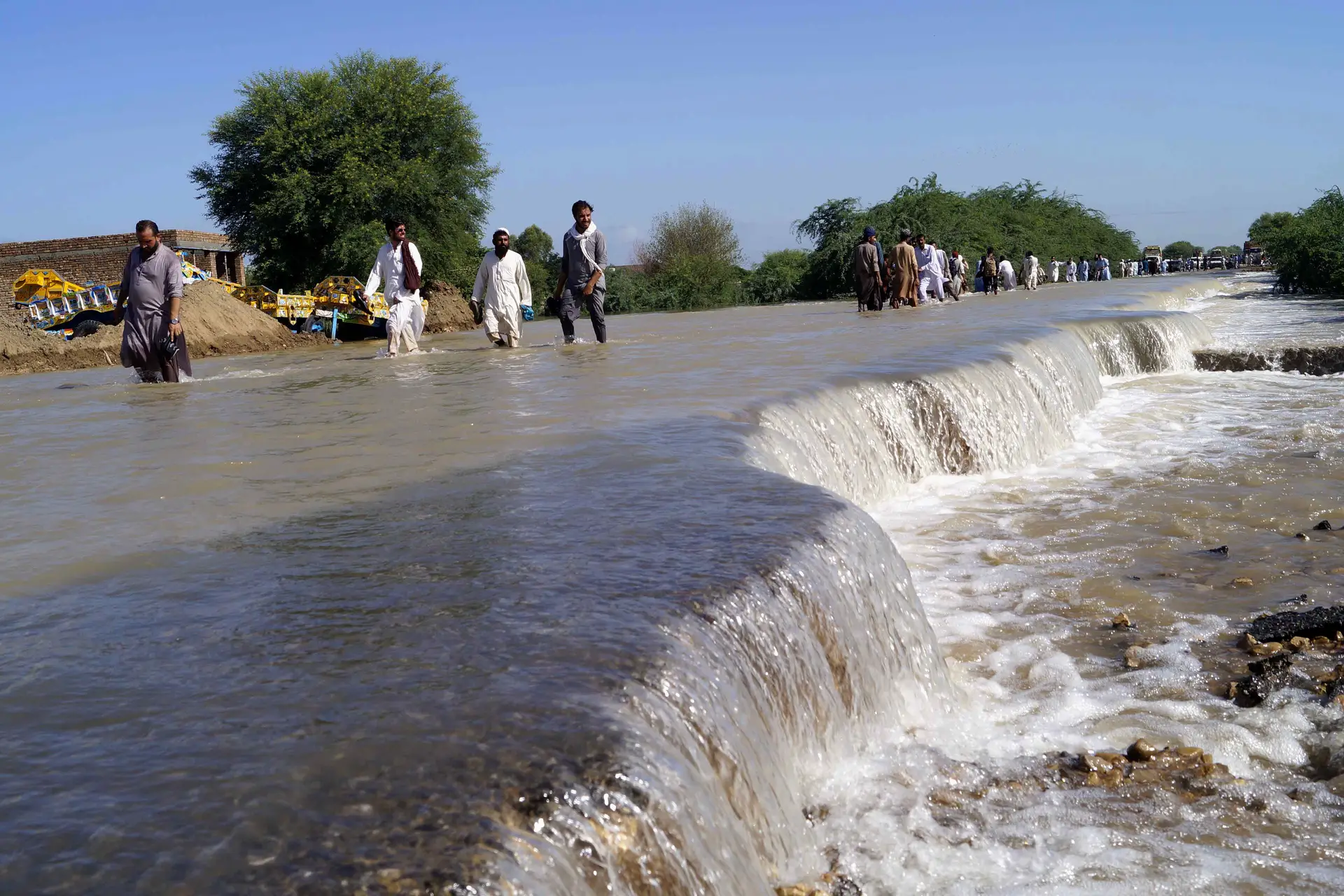 A estação chuvosa que assola o Paquistão há semanas provocou a morte de 1208 pessoas (incluindo 416 crianças) até agora